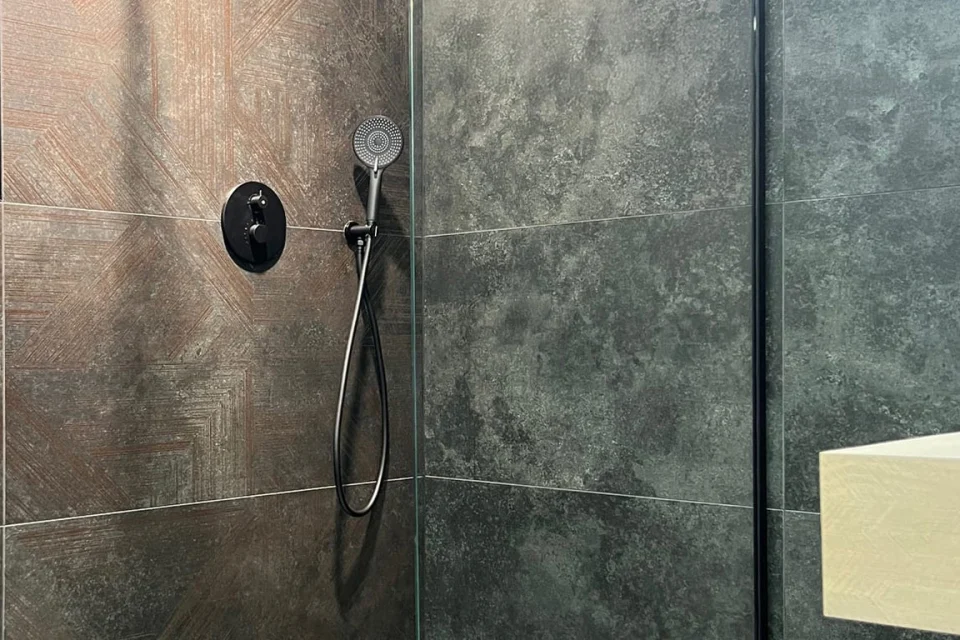 Salle de bain avec Millstone Black