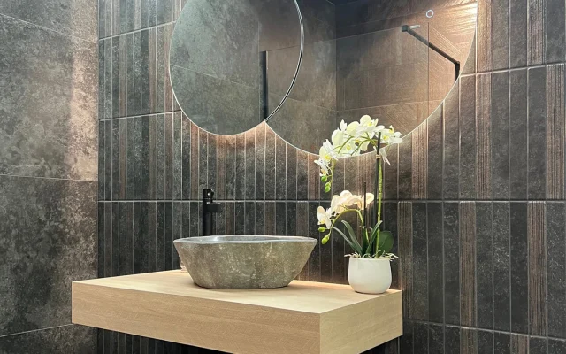 Salle de bain avec Millstone Black