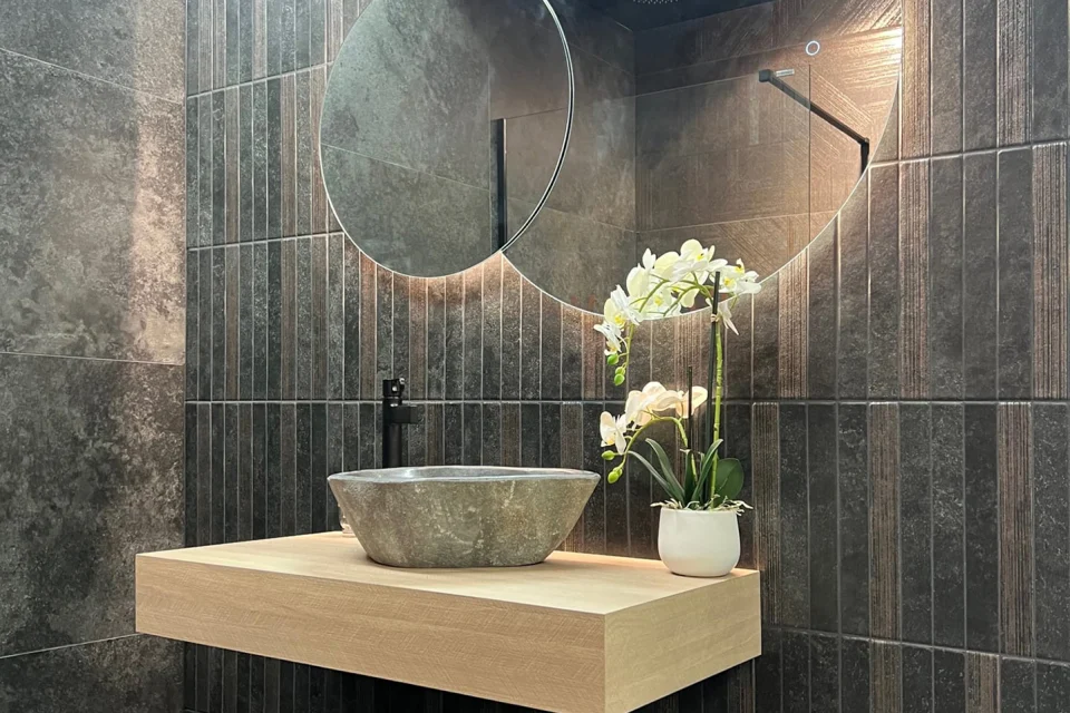 Salle de bain avec Millstone Black