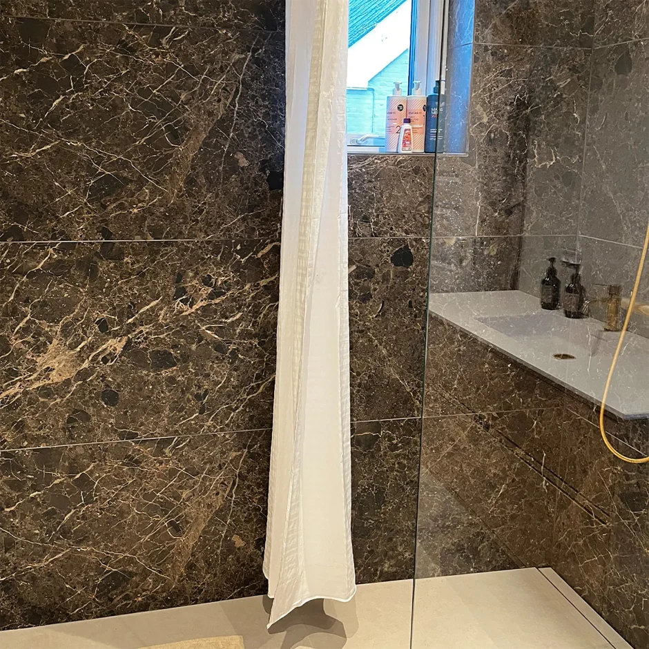 Baño con Caprice Moka