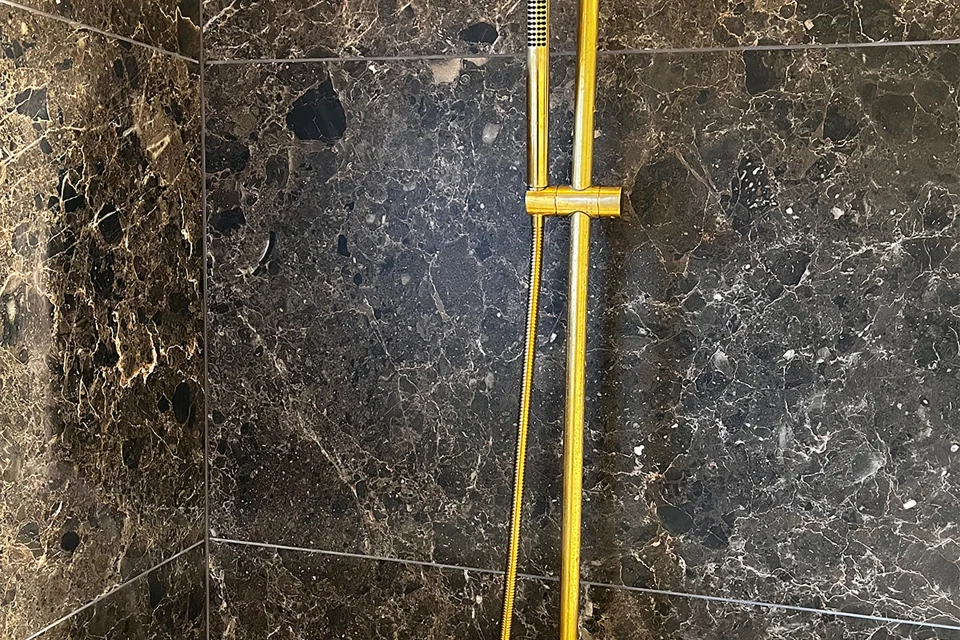 Baño con Caprice Moka